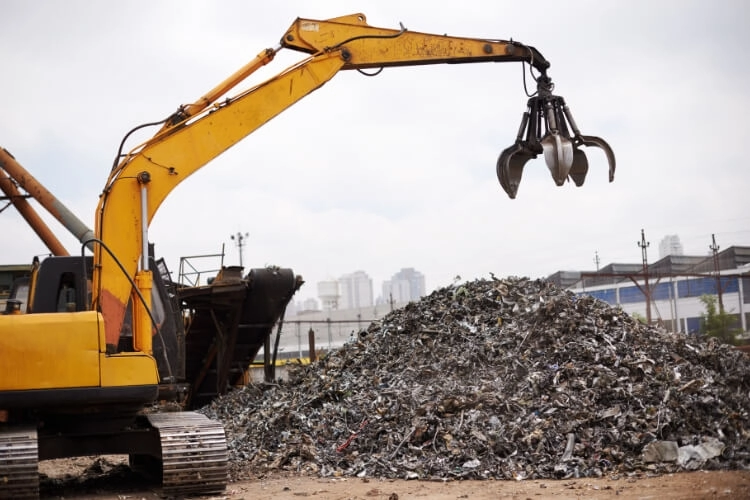 Servicios de reciclaje de chatarras y metales.